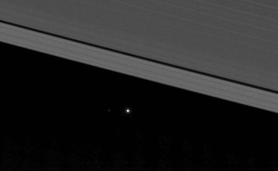 "Касини" направи снимка на Земята между пръстените на Сатурн