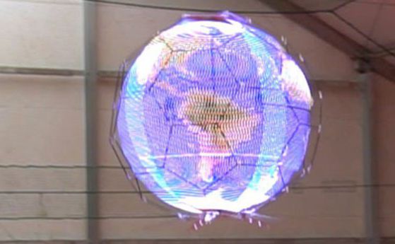 Сферичен дрон изглежда като 360-градусов летящ екран