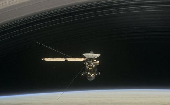 Вижте как реално изглежда гмуркането на "Касини" през пръстените на Сатурн