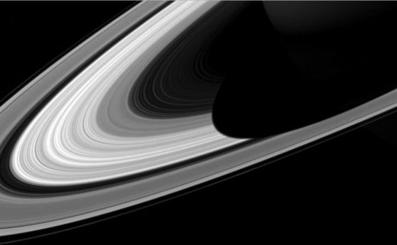 Лято на Сатурн. Сянката върху пръстените се скъсява