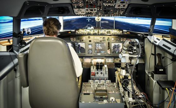 Робот - втори пилот успешно пилотира и приземи Boeing 737 в симулатор (видео)