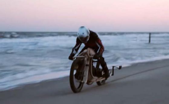 Създадоха дървен мотоциклет, работещ на водорасли (видео)