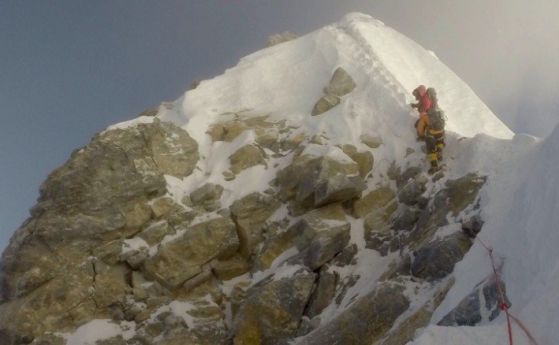 Етапът към Еверест "Стъпката на Хилари" е непокътнат, твърдят непалските шерпи