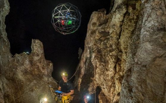 Астронавт на ЕКА изследва пещера с дрон (видео)