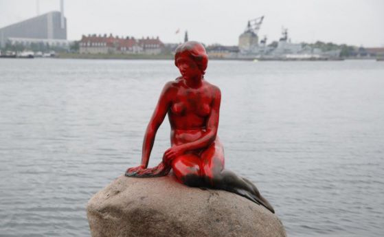 Боядисаха в червено Малката русалка в Копенхаген (видео)
