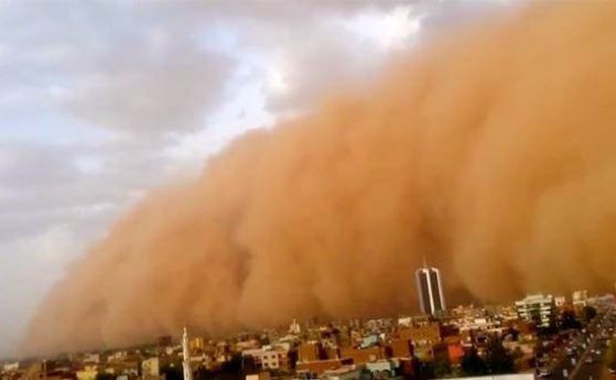 Висока стотици метра стена от прах затрупа Хартум, столицата на Судан (видео)