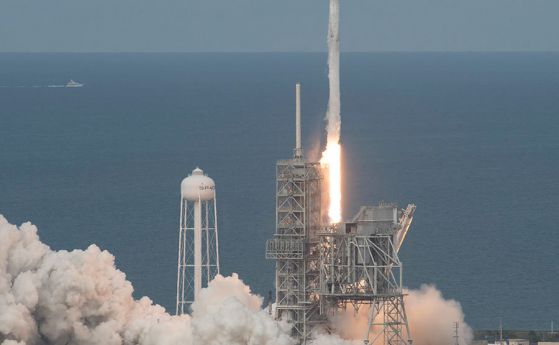 SpaceX изведе успешно в орбита рециклирания си космически кораб