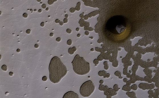 Загадката на една снимка: Марсианско "швейцарско сирене"