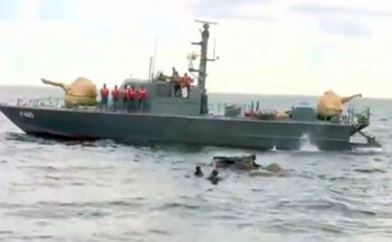 Моряци спасяват слон, попаднал 8 км навътре в морето (видео)