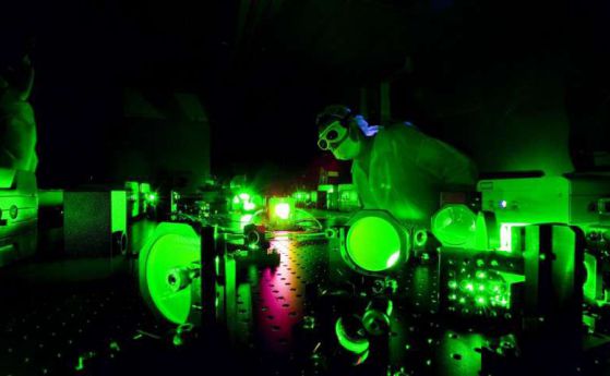 Лазер с яркостта на милиард слънца разкри ново поведение в светлината