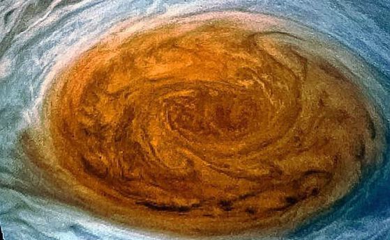 Първите снимки на Голямото червено петно ​​на Юпитер, направени от Juno