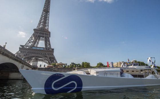 Първата лодка, която ще обиколи света само със зелена енергия, потегли от Париж (видео)