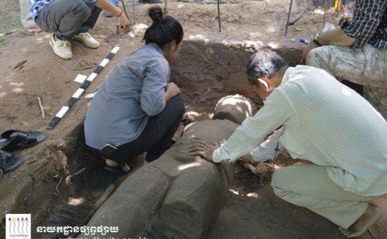 Археолози откриха огромна статуя в храмов комплекс в Камбоджа (снимки)