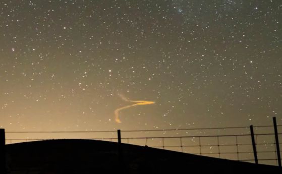 Защо една необичайна метеорна следа остана 1 час в небето (видео)