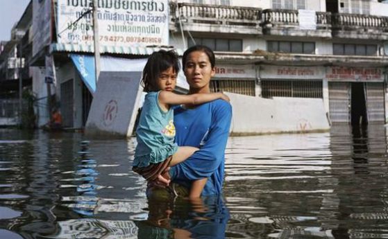 Мусонните наводнения убиха 1200 души в Южна Азия