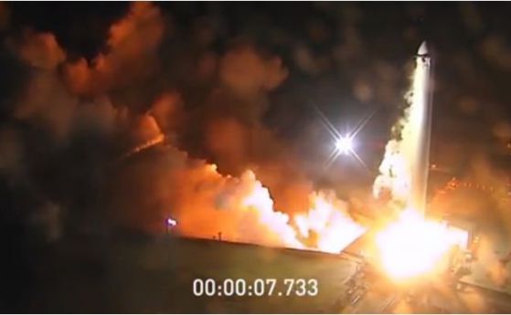 SpaceX завърши тестовете на първата степен на свръхтежката ракета Falcon Heavy (видео)