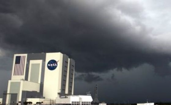 Телескопът Аресибо в Пуерто Рико оцеля. Кейп Канаверал се подготвя за урагана Ирма