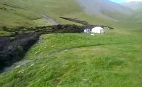 Разтопена дълбоко замръзнала земя тече като лава през долина в Тибетското плато (видео)