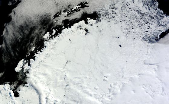 В Антарктида се появи гигантска дупка с неясен произход