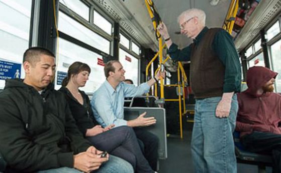 Не отстъпвайте мястото си в трамвая на възрастните, вредно е за здравето им