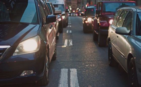 Малката дистанция между автомобилите на светофара не им помага да преминат по-бързо (видео)