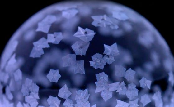 Как замръзнал сапунен мехур се превръща в "снежен глобус" (видео)
