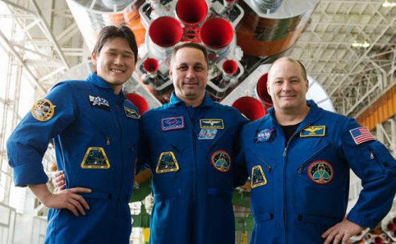 Космическият кораб Союз с новия екипаж успешно пристигна до МКС (видео)