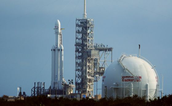 Таймлпас видео: Falcon Heavy се издига вертикално на площадката, от която излиташе Apollo