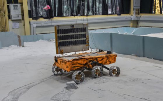 Индия планира първото кацане на луноход на неизследвания Южен полюс на Луната