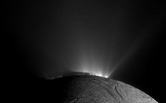 Земните микроби могат да оцелеят на Енцелад, луната на Сатурн (видео)