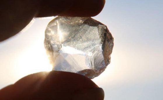 Откриха диамант със странна форма на лед вътре