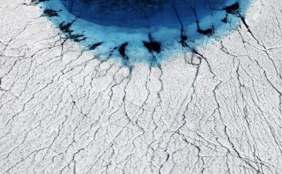 Гренландия буквално се пропуква и наводнява света