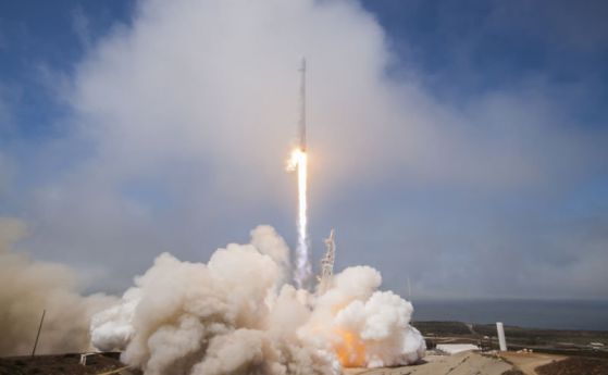 Ракетата Falcon 9 проби временна дупка в йоносферата на Земята