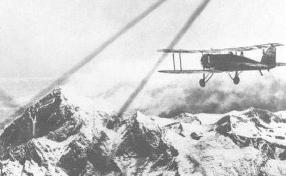 На 3 април 1933 г. самолет за първи път прелетя над Еверест