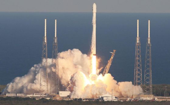 Falcon 9 стартира и успешно върна първата си степен на платформа в океана (видео)