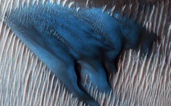 НАСА засне великолепна "синя" дюна на Червената планета