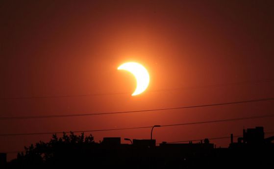 В събота ще се състои последното слънчево затъмнение за 2018 (видео)