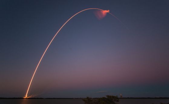 На живо: Стартът на ракетата Falcon 9 с комуникационния спътник Merah Putih