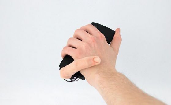 Вижте този пръст - страховит аксесоар към смартфона ви (видео)