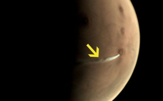 Заснет е странен бял облак над мъртъв вулкан на Марс