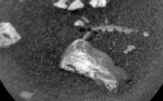 Марсоходът Curiosity откри загадъчен лъскав обект на Марс