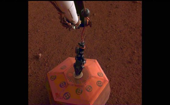 InSight инсталира сеизмометъра си - първият подобен инструмент на Марс