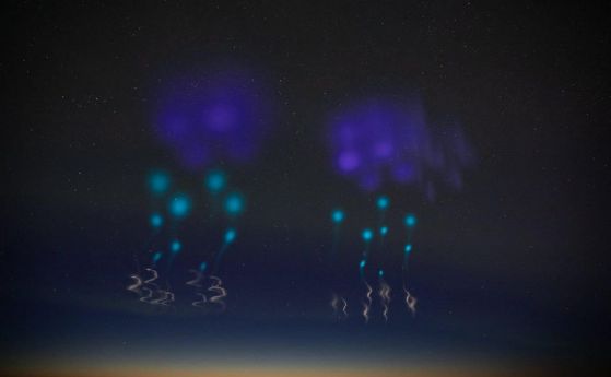 Тези тайнствени сини светлини причини НАСА, чиито ракети AZURE оставиха следи от триметилалуминий и смес от барий и стронций, които реагираха, за да създадат невероятно светлинно шоу.