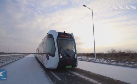 Китайски влак на виртуални релси премина зимните си тестове (видео)