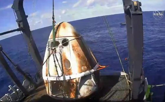 Crew Dragon на SpaceX завърши първото си успешно завръщане на Земята
