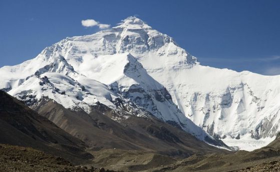 Снеговете на Еверест се топят, а под тях се показват телата на мъртвите алпинисти