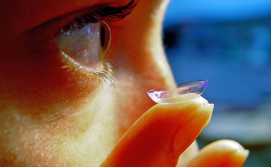 Нови контактни лещи облекчават очни алергии чрез отделяне на лекарство