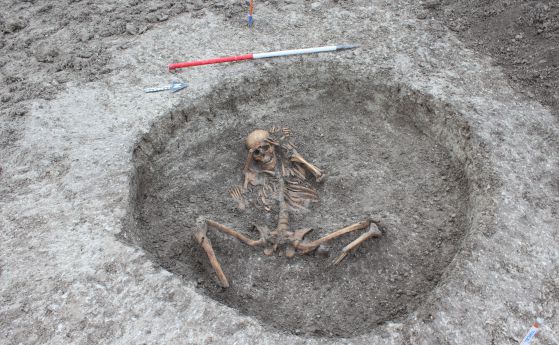 Археолози откриха в Англия гробове на 3 000 години с погребани по особен начин тела
