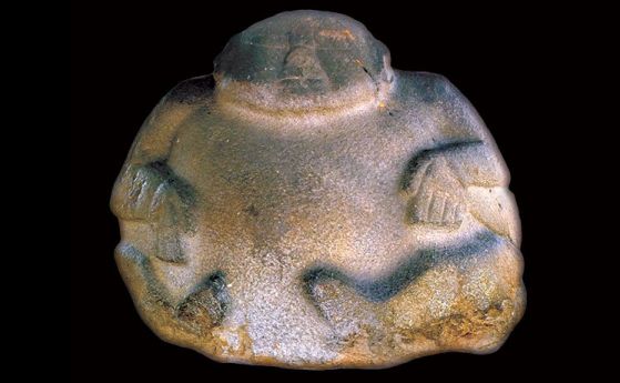 Древни скулптори правят магнитни статуи от камъни, поразени от мълния