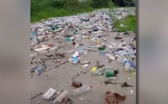  Наводненията създадоха река от пластмасови боклуци в Румъния (видео)